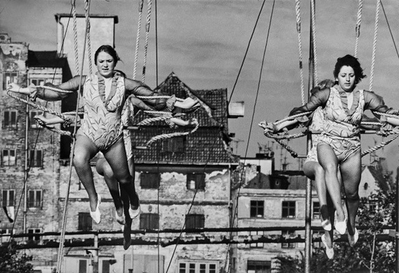 Trapezkünstlerinnen Rostock 1974 (c) Barbara Klemm