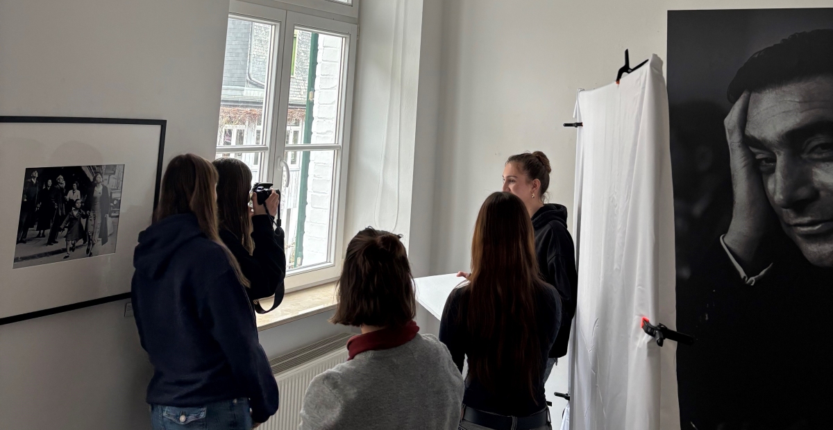 Die Kulturbotschafter_innen der 4. Aachener Gesamtschule haben das Fotografie-Forum und sich näher mit Porträtfotografie auseinandergesetzt. Die Kulturbotschafter_innen der 4. Aachener Gesamtschule haben das Fotografie-Forum und sich näher mit Porträtfotografie auseinandergesetzt.
