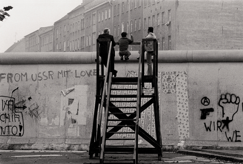 Blick über die Mauer, Blick über die Mauer, West-Berlin, 1977 ©Barbara Klemm