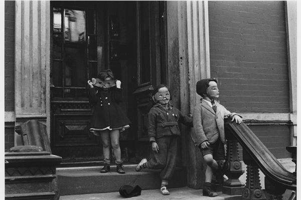 New York City, c. 1940 © Helen Levitt Film Documents LLC. All rights reserved